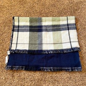 Sonoma women’s scarf. Extra wide. Approximately 6 feet long.